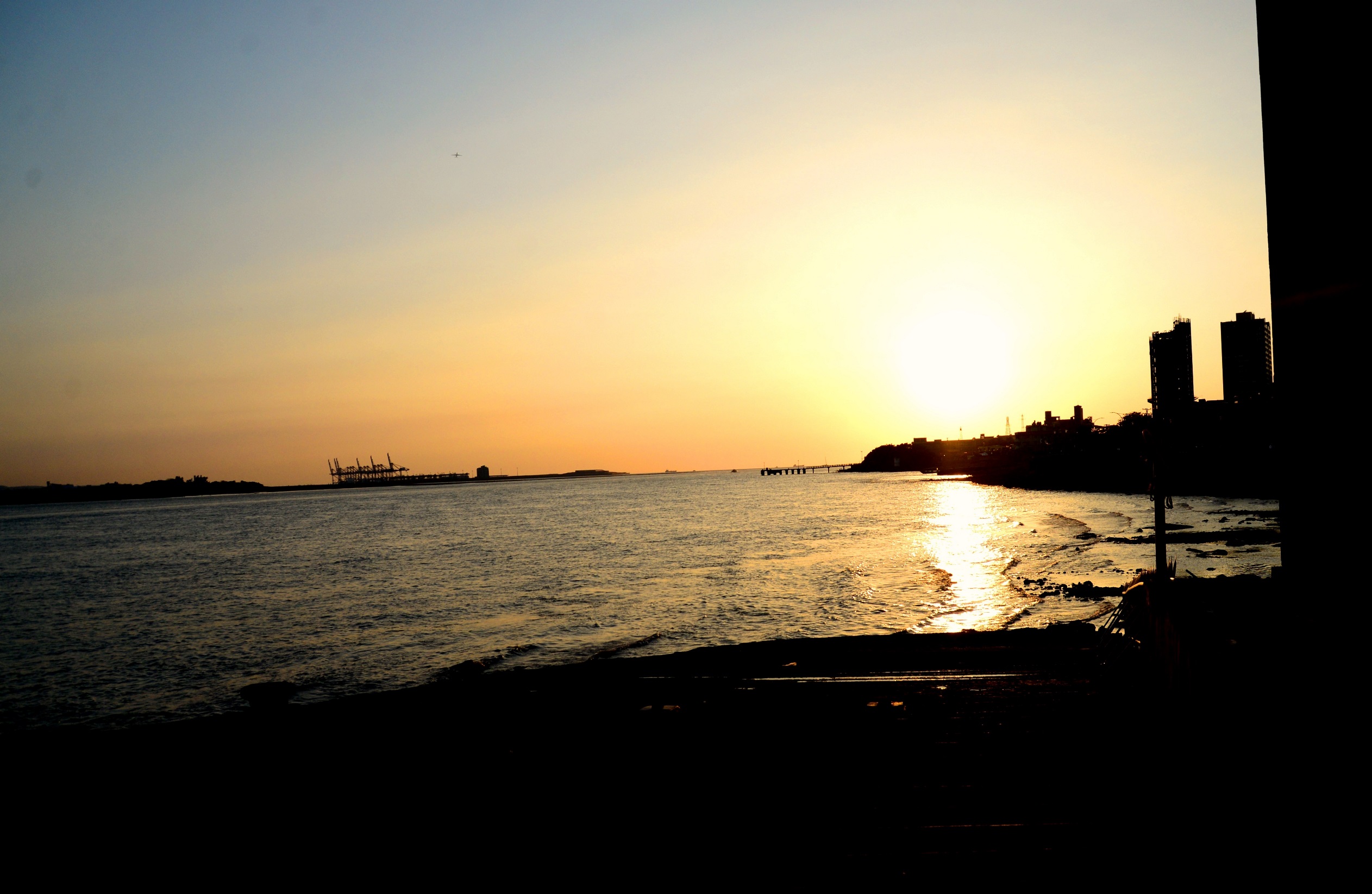 自海關碼頭「西段登船斜坡」觀賞淡水夕照，極為美麗！