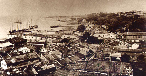  1908年的淡水港可看到規模宏偉的小白宮和海關碼頭。