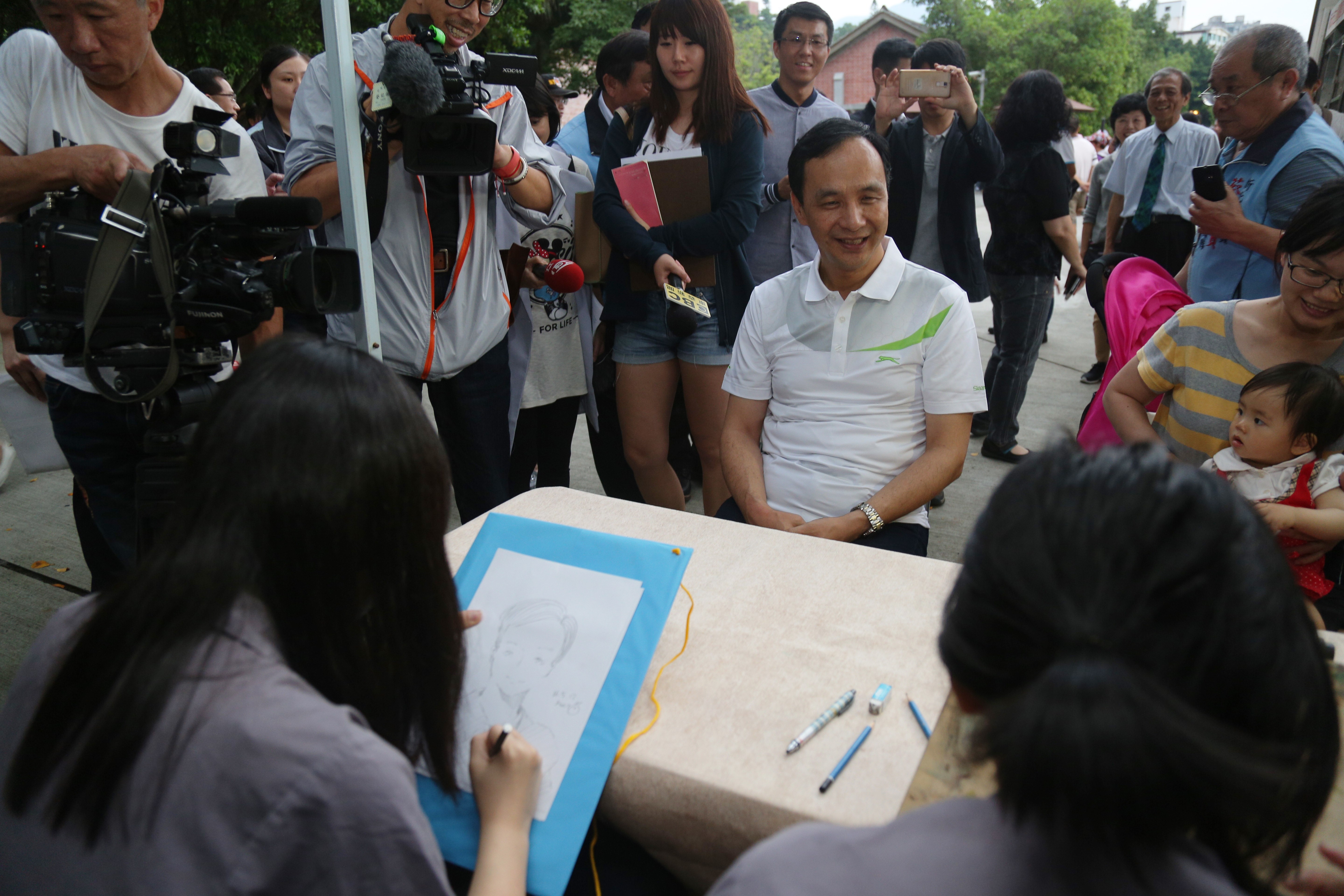 淡江高級中學學生為新北市長朱立倫速寫。