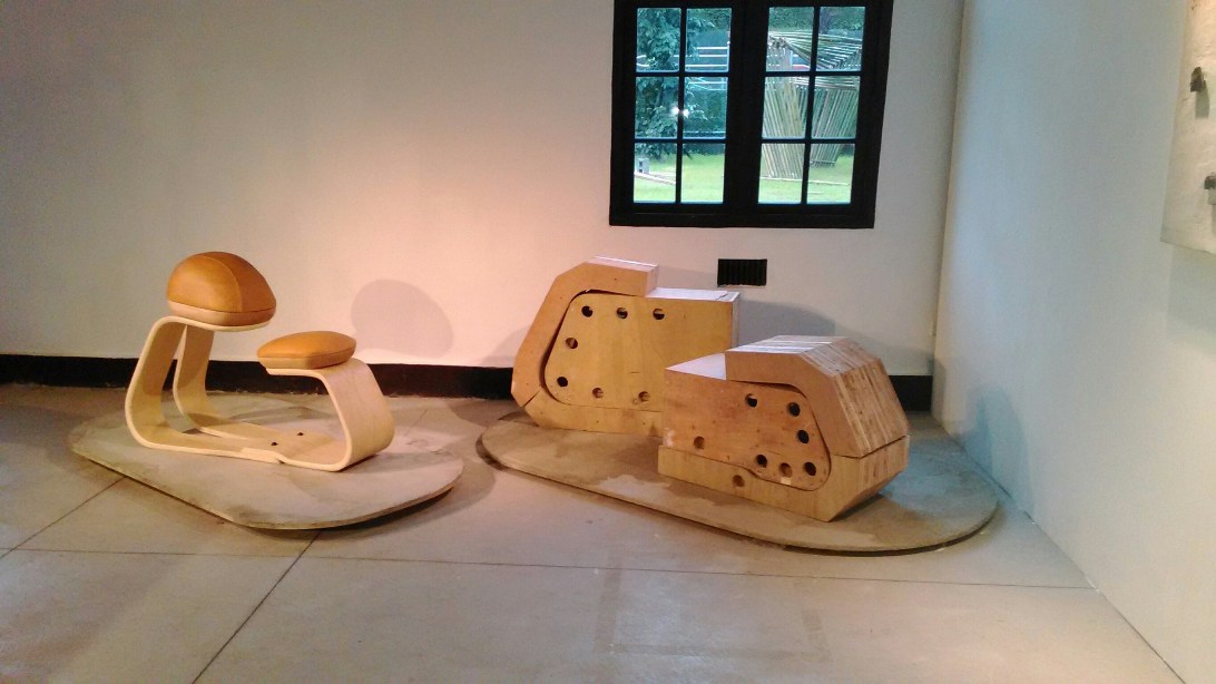 洪偉翔同學裝置創作「出發吧!」，以木材和皮革為材質。