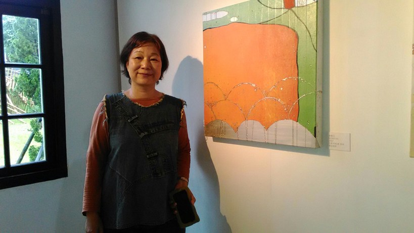 本館駐村藝術家劉裕芳和其創作「漫慢15」。