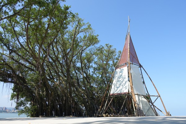海關碼頭的竹製船帆意象莊置藝術。（圖／淡水古蹟博物館提供）