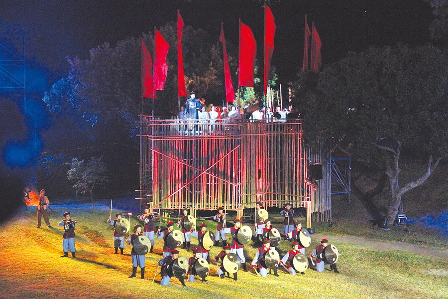 戶外史詩劇《戰祭1884》26日在滬尾砲台公園免費演出，吸引超過2000人到場觀看，演出過程五光十色、氣勢震撼的聲光和爆竹效果，讓觀眾血脈賁張。（譚宇哲攝）