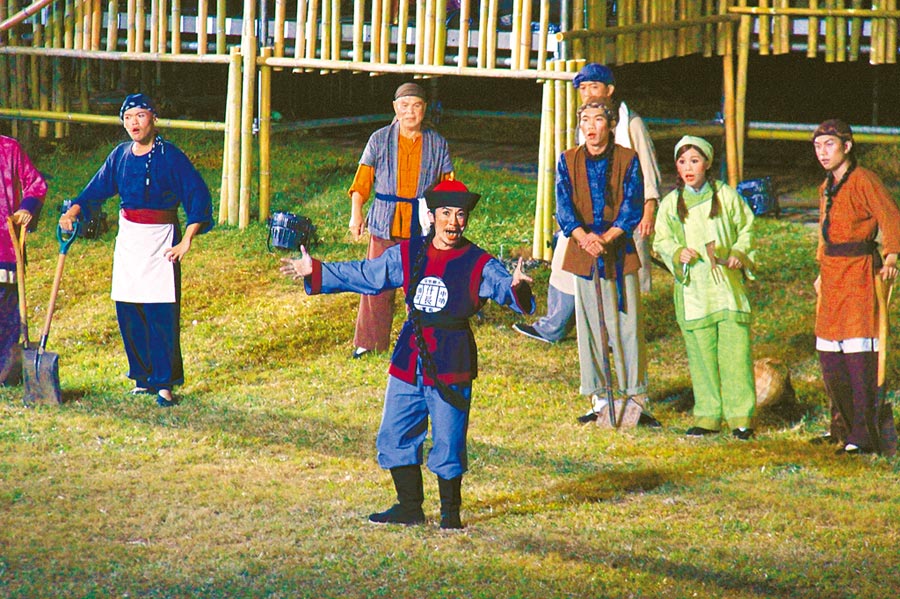 戶外史詩劇《戰祭1884》26日在滬尾砲台公園免費演出，吸引超過2000人到場觀看，演出過程五光十色、氣勢震撼的聲光和爆竹效果，讓觀眾血脈賁張。（譚宇哲攝）