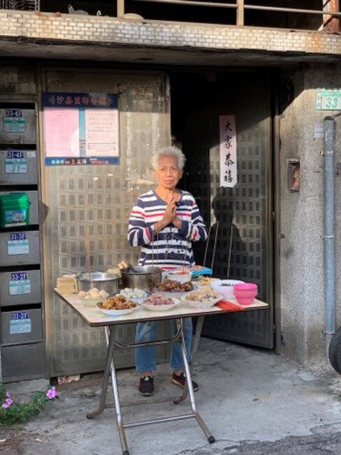 農曆八月二十拜門口，超過 10 樣以上的菜飯請陣亡將士享用， 希望它們可以溫飽，不在外閒晃，也是對這些亡靈的尊敬