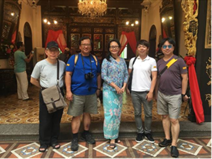 與僑生博物館接待之館員合影
