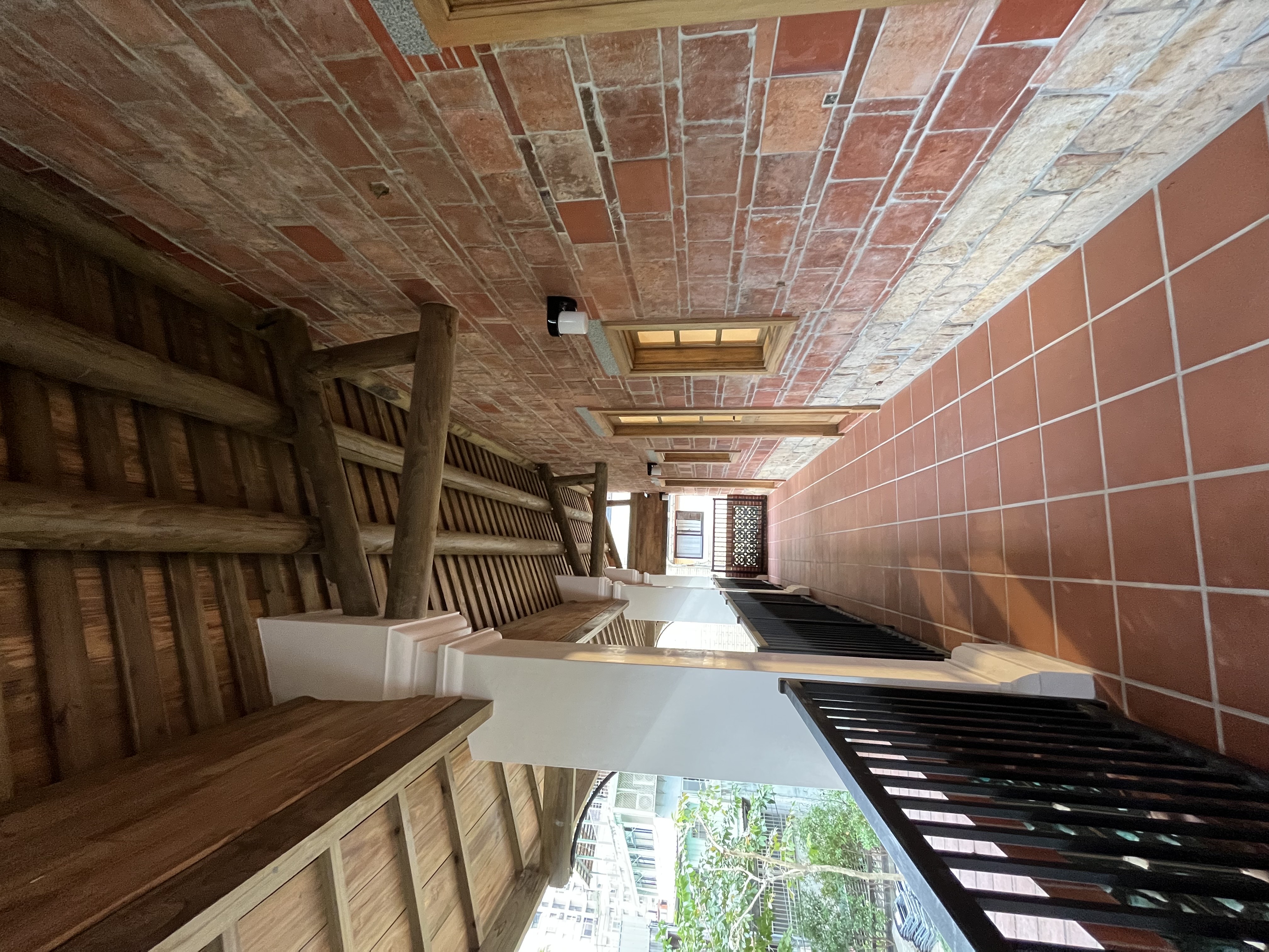 淡水木下靜涯舊居(2樓陽台)：2樓為斗子砌牆，陽臺外的雨庇，是辨識舊居的重要特色。